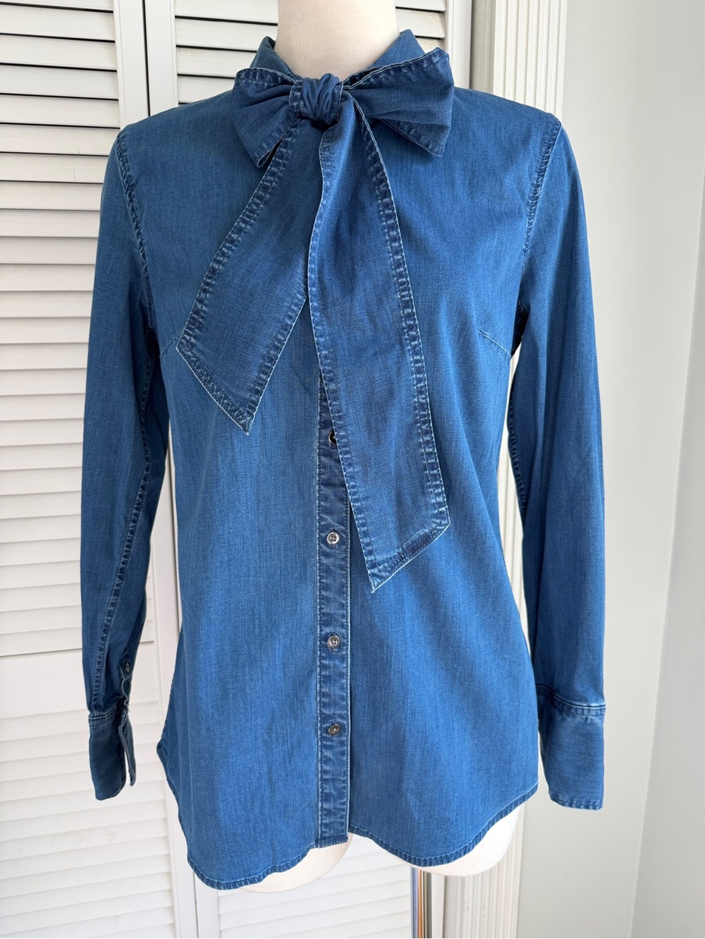 8💙 Banana Republic Riley Button Down Blue Denim Shirt w Detachable Neck Tie Bow